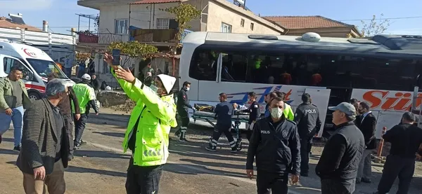 kayseride-kamyonetle-carpisan-yolcu-otobusu-evin-duvarina-carpti-yaralilar-var-1636360362325.jpg Kayseri'de kamyonetle çarpışan yolcu otobüsü evin duvarına çarptı: 1 ölü, çok sayıda yaralı var-2