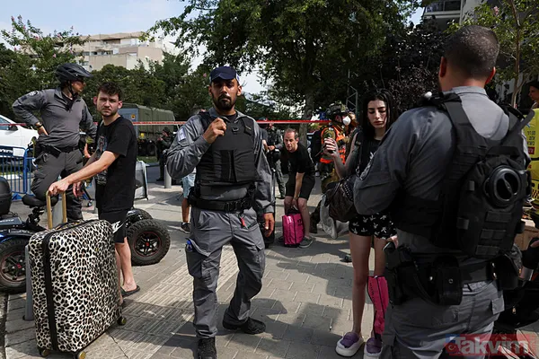 Siyonistler tası tarağı toplayıp kaçıyor! A Haber İsrail Tel Aviv'deki yıkımı görüntüledi... Binalar enkaza, araçlar hurda yığınına döndü - 11