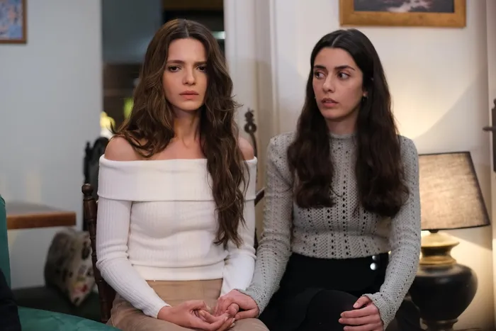 altin-kafes-2-bolumuyle-sosyal-medyaya-damga-vurdu-onurdan-zeynepe-beklenmedik-evlilik-teklifi-1702281688177.jpg Altın Kafes 2. bölümüyle sosyal medyaya damga vurdu: Onur’dan Zeynep’e beklenmedik evlilik teklifi!-7