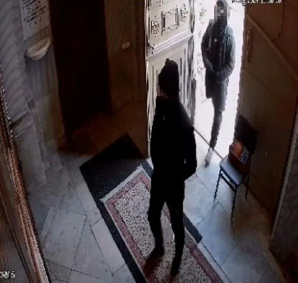 Silahlı saldırıyı gerçekleştiren maskeli şahısların kilisenin ana kapısından girdikleri anın görüntüsü. 
