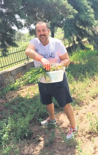 Komedyen Ata Demirer ve sevgilisi Alara Bozbey bu kez de kalpleri ısıttı! Yaşlı komşularının ihtiyaçlarını karşılıyor...