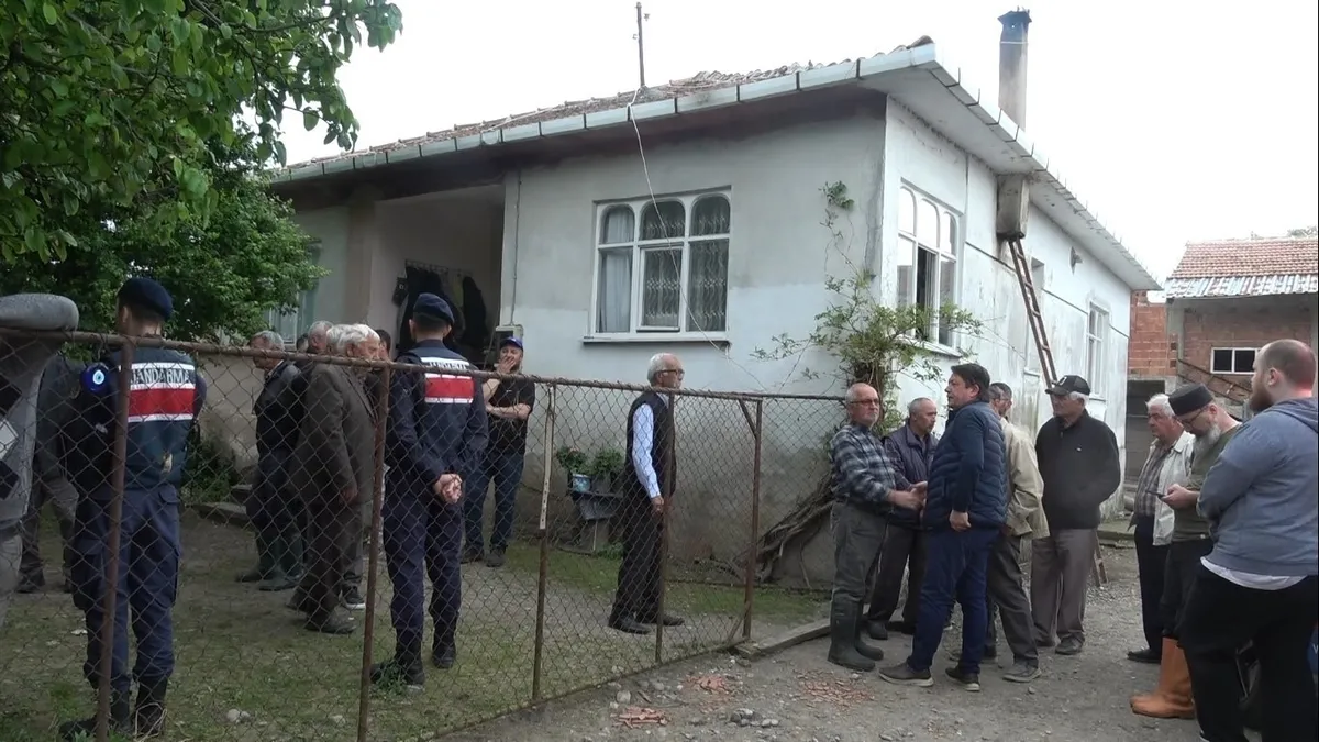 corluda-silahli-kavga-ihbarina-giden-polislere-saldiri-bakan-ciftci-duyurdu-2-polis-sehit-teslim-olmayan-saldi-1779032700199.jpeg Çorlu'da silahlı kavga ihbarına giden polislere saldırı! Bakan Çiftçi duyurdu: 2 polis şehit | Teslim olmayan saldırgan indirildi-6