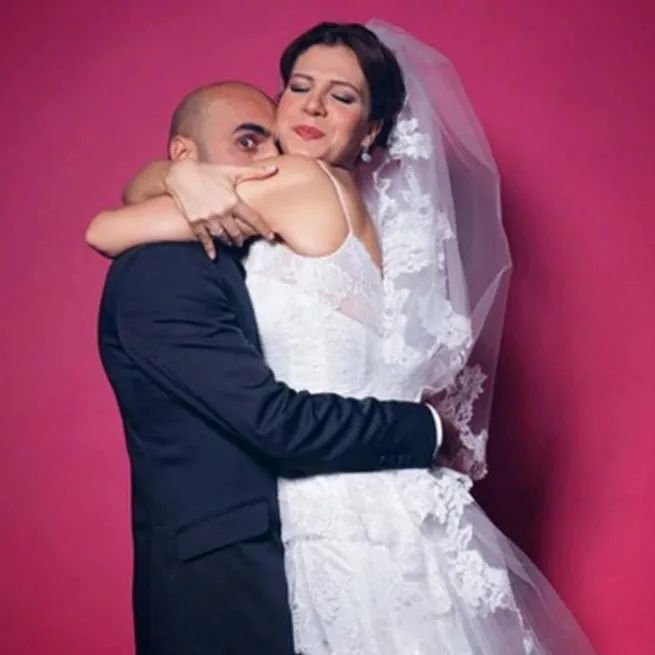 Güldür Güldür’ün Onur Buldu’nun sessiz sedasız evlendiği öğretmen eşine bakın! Kızının annesi hayran bıraktı: “Çok güzel bir aile”-14