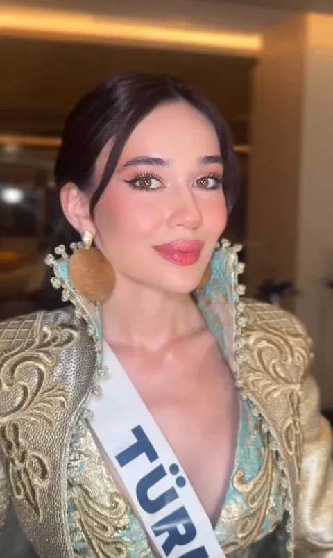 osmanli-ihtisamini-sahneye-tasidi-miss-universe-temsilcimiz-ceren-arslan-podyumda-1763557038145.jpg Kaynak: Sosyal medya