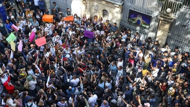 iranda-mahsa-emini-protestolari-durmuyor-300den-fazla-olu-1669703306408.jpeg İran'da Mahsa Emini protestoları durmuyor! 300'den fazla ölü-2