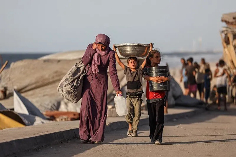 Filistinliler, yanlarına aldıkları eşyalarla güneye doğru göç etmeye devam ediyor. (AA)