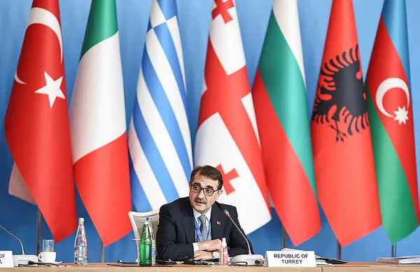 enerji-ve-tabii-kaynaklar-bakani-fatih-donmezden-bakude-tanap-mesaji-turkiye-ab-icin-en-guvenilir-limandir-1643977517671.jpg Enerji ve Tabii Kaynaklar Bakanı Fatih Dönmez'den Bakü'de TANAP mesajı: Türkiye, AB için en güvenilir limandır-3