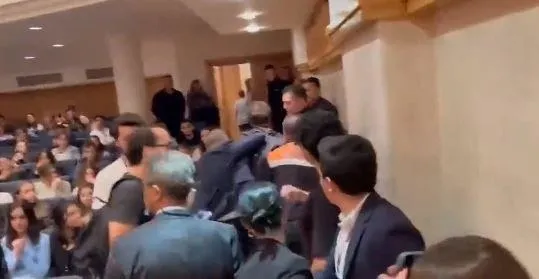 mansur-yavas-skandali-kendisine-soru-soran-ogrenciler-once-zorla-disariya-cikarildi-sonra-darp-edildi-1696451857857.jpeg Mansur Yavaş'ın gençlere de tahammülü kalmadı! Soru soran gençleri salondan attırıp darp ettirdi-3