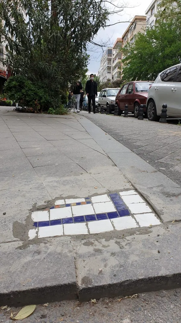 CHP'li Kadıköy Belediyesi vatandaşla dalga geçiyor! Kırık dökük kaldırımı 'tamir ettik' diye sundular-4