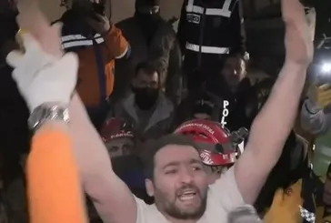 Enkazdan yürüyerek çıktı