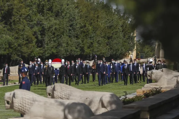 Son dakika: Bakan Kasapoğlu ve beraberindeki heyet 19 Mayıs kutlamaları kapsamında Anıtkabir'i ziyaret etti-1