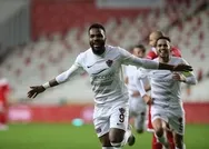Süper Ligi sallayan golcü Galatasaray yolunda! İşte Aaron Boupendza için yapılan teklif...
