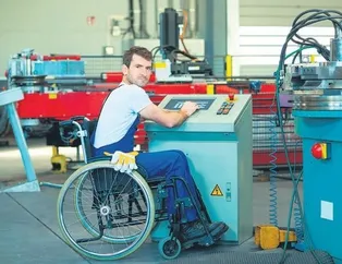 Engelliye 4 koldan destek