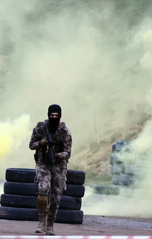 Polis Özel Harekat'tan nefes kesen tatbikat!