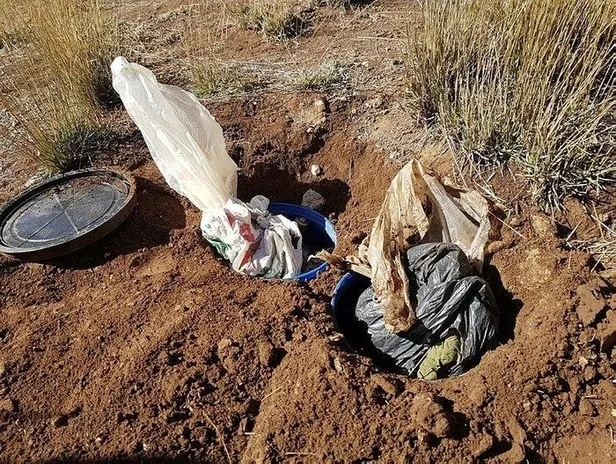 son-dakika-van-baskalede-pkkya-ait-roketatar-muhimmati-ve-yasam-malzemeleri-ele-gecirildi-1602273043194.jpeg Son dakika: Van Başkale'de PKK'ya ait roketatar mühimmatı ve yaşam malzemeleri ele geçirildi-2