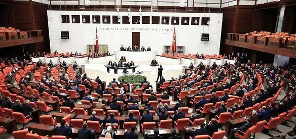 Kadına şiddet uygulayan kişilere elektronik kelepçe veya bileklik takılmasına imkan sağlayan Ailenin Korunması ve Kadına Yönelik Şiddetin Önlenmesine İlişkin Kanun Tasarısı, TBMM Genel Kurulunda yasalaştı