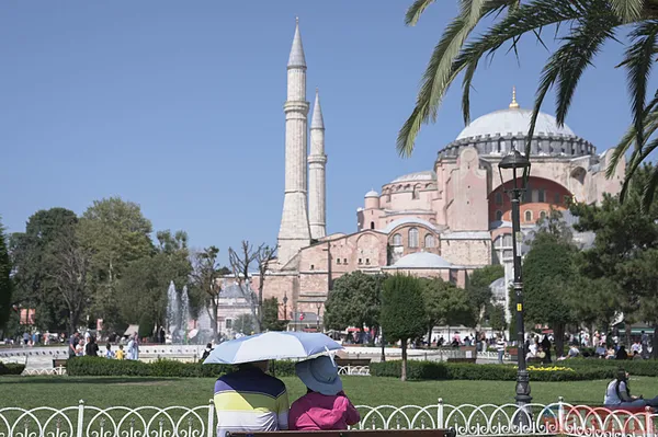 İstanbul'da sıcaklık 31 dereceyi gördü: Kimi şemsiyesine sığındı kimi gömleğine... - 4