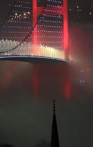 İstanbul'da etkili olan sis renkli görüntüler oluşturdu