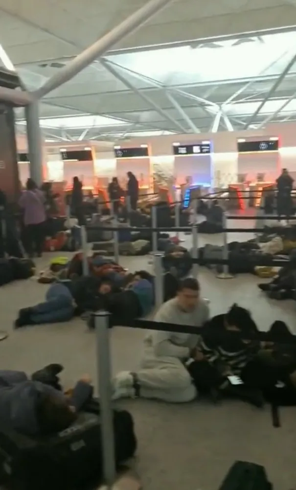 ingiltere-kara-kisa-teslim-oldu-tum-ucuslar-iptal-stansted-havalimani-otele-dondu-kar-yerde-yatirdi-1670849447748.jpg