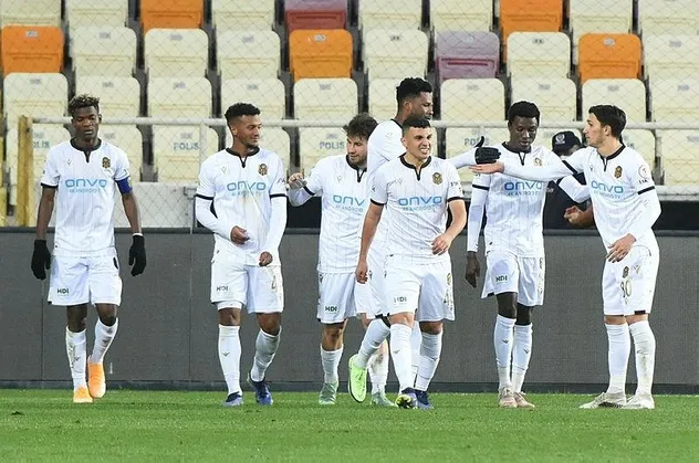 Öznur Kablo Yeni Malatyaspor 3-1 Akhisarspor (MAÇ SONUCU-GOLLER VE ÖZET İZLE)