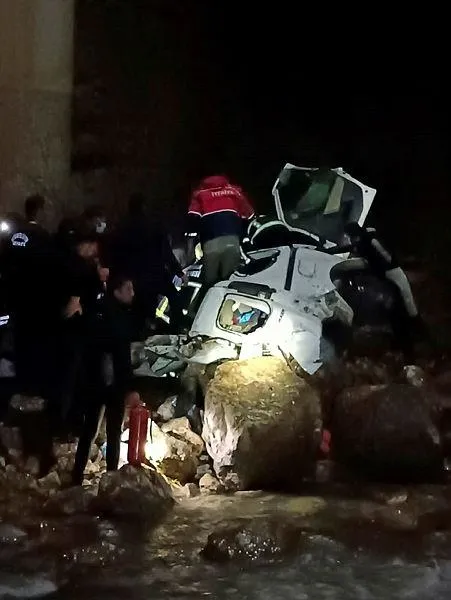 batmanda-otomobil-kopruden-dustu-3-olu-1674245016517.jpeg Batman'da otomobil köprüden düştü. 3 ölü-3