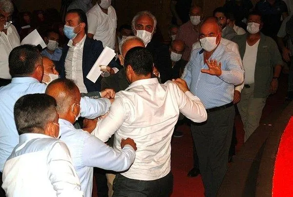 adana-buyuksehir-belediyesi-meclisinde-chpli-uyeler-ak-parti-ve-mhpli-uyelere-saldirdi-musebbibi-zeydan-karalardir-1599763138871.jpeg Adana Büyükşehir Belediyesi Meclisi'nde CHP'li üyeler AK Parti ve MHP'li üyelere saldırdı! "Müsebbibi Zeydan Karalar'dır"-1