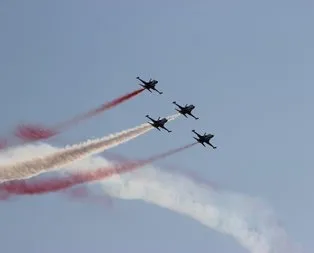 Türk Yıldızları’ndan nefes kesen gösteri