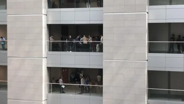 caglayandaki-istanbul-adalet-sarayinda-hareketli-dakikalar-intihara-kalkisan-bir-kisi-vazgecirildi-1656407305538.jpg Çağlayan'daki İstanbul Adalet Sarayı'nda hareketli dakikalar! İntihara kalkışan bir kişi vazgeçirildi-6