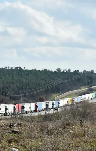 Hamzabeyli Sınır Kapısı'nda 19 kilometrelik kuyruk!