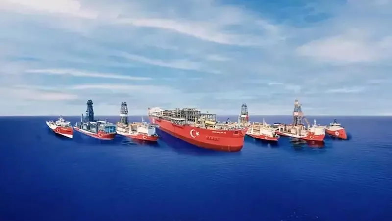 dunya-turkiyenin-enerji-filosunu-konusacak-2-sismik-arastirma-gemisi-icin-geri-sayim-1755253763288.jpeg Dünya Türkiye'nin enerji filosunu konuşacak! 2 sondaj gemisi için geri sayım | Filonun temelinde Berat Albayrak imzası!-2