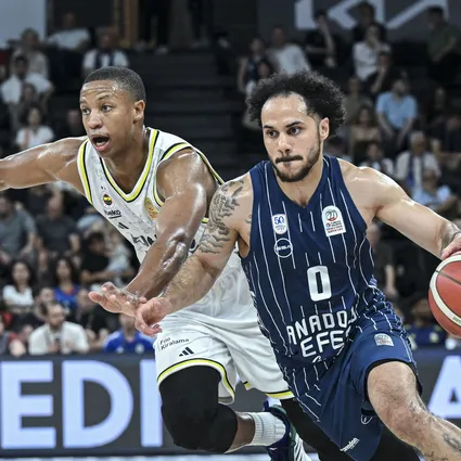 Anadolu Efes pes etmiyor! Fenerbahçe Beko’yu yenip seriyi 4. maça taşıdı
