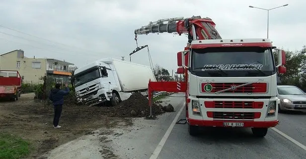 Antalya’da feci kaza! Sürücüsü uyudu! TIR kanala devrildi