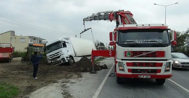 Sürücüsü uyudu! TIR kanala devrildi