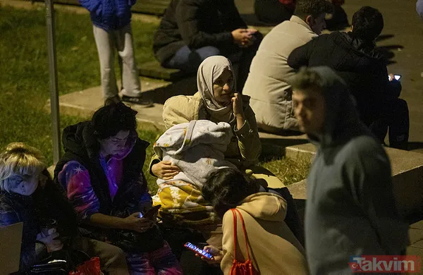 Düzce beşik gibi sallandı! Düzce'de meydana gelen 5,9 büyüklüğündeki depremin ardından vatandaş sokağa döküldü - 21