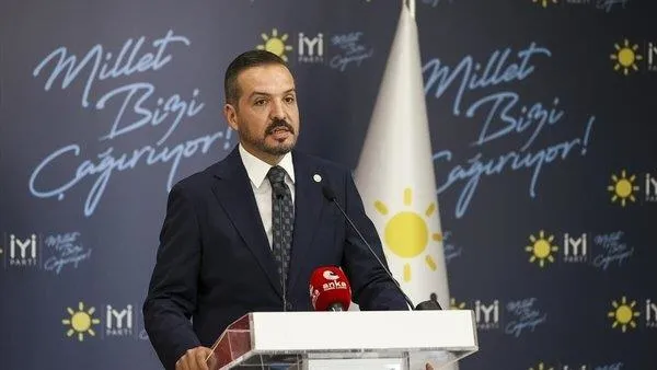 aksener-ve-kilicdaroglunun-kurmaylari-carpisiyor-parmak-boyasi-krizi-chpden-iyi-partiye-oturup-halimize-aglaya-1678662110584.jpeg Akşener ve Kılıçdaroğlu'nun kurmayları çarpışıyor! 'Parmak boyası' krizi: CHP'den İYİ Parti'ye "Oturup halimize ağlayalım" tepkisi-2