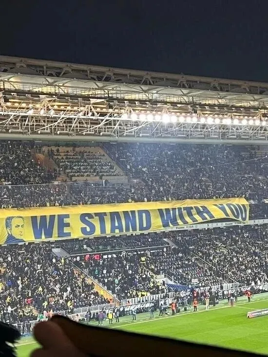 Jose Mourinho için hazırlanan we stand with you pankartı (X)