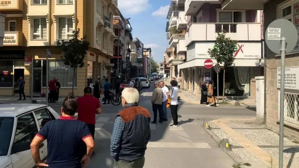 İstanbul'daki deprem sonrası Şirinevler'de yan yatan bir bina tahliye edildi-5