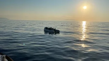 Çeşme açıklarında durdurulan botta 20 göçmen yakalandı