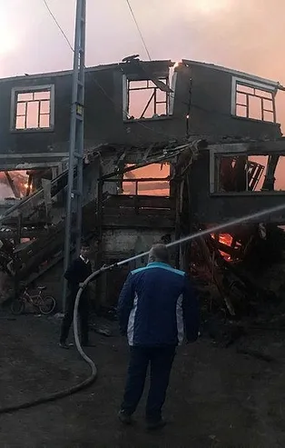 Kastamonu'da mahalleyi ayağa kaldıran yangın! 3 ev kullanılamaz hale geldi