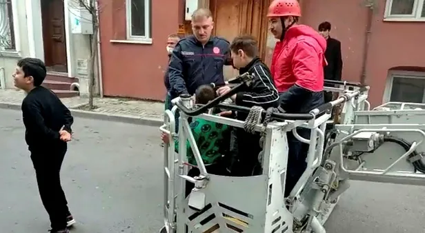 son-dakika-istanbulda-tarihi-surlarda-dehset-anlari-5-cocuk-itfaiye-ekipleri-tarafindan-kurtarildi-1618753377393.jpg SON DAKİKA: İstanbul'da tarihi surlarda dehşet anları! 5 çocuk itfaiye ekipleri tarafından kurtarıldı-3