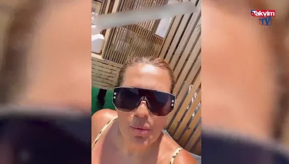 Demet Akalın bikini üstünü çıkarttı yarı çıplak haliyle olay!