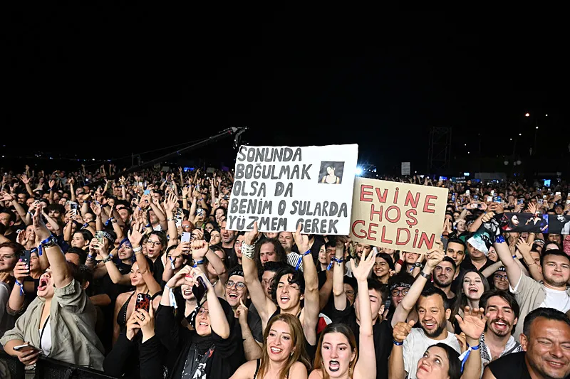 sebnem-ferah-6-yil-aradan-sonra-izmirde-sahne-aldisebnem-ferahin-izmir-konserine-unluler-de-akin-etti-1781429507098.jpg 6 yıllık hasret bitti! Şebnem Ferah İzmir’de rekor katılımla fırtına estirdi: 21 Haziran müjdesini verdi-5