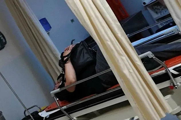 Kazada yaralandı, içinde ziynet eşyası bulunan çantayı elinden bırakmadı