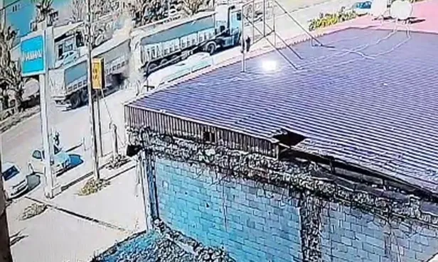 kopege-carpmamak-icin-ani-fren-yapinca-tirlar-carpisti-kaza-kamerada-1674654753114.jpeg Köpeğe çarpmamak için ani fren yapınca tırlar çarpıştı! Kaza kamerada-3