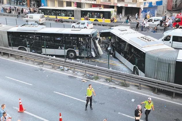 Avcılar'da 2 metrobüsün kafa kafa çarpışması sonucu 99 kişi yaralandı! Kaza ve arıza sayısı 158 bin 686’ya çıktı