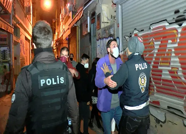beyoglunda-yasagi-delen-eglence-mekanina-koronavirus-baskini-bekcilere-direnen-musteriler-arasinda-arbede-cikti-1615666779915.jpg Beyoğlu'nda eğlence mekanına koronavirüs baskını - 4