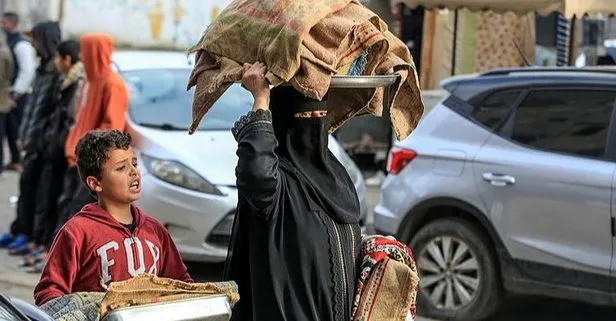 Katil İsrail’in yetim bıraktığı Gazzeli Abdullah Salah’ın hikayesi! Yaprak ve kağıt ateşinde saatlerce pişen çorba, una alternatif hayvan yemi...