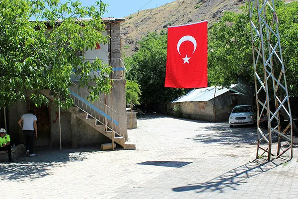 hakkaride-sehit-olan-piyade-sozlesmeli-onbasi-recep-durakin-sehadet-haberi-ailesine-ulasti-1593007176397.jpg Hakkari'de şehit olan Piyade Sözleşmeli Onbaşı Recep Durak'ın şehadet haberi ailesine ulaştı-1