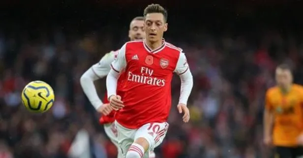 Mesut Özil’e darbe