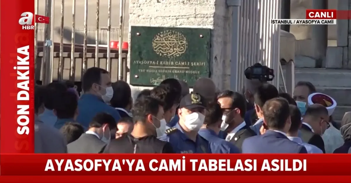 Son dakika: Ayasofya Camii'ne "Ayasofya-i Kebir Cami-i Şerifi" tabelası asıldı